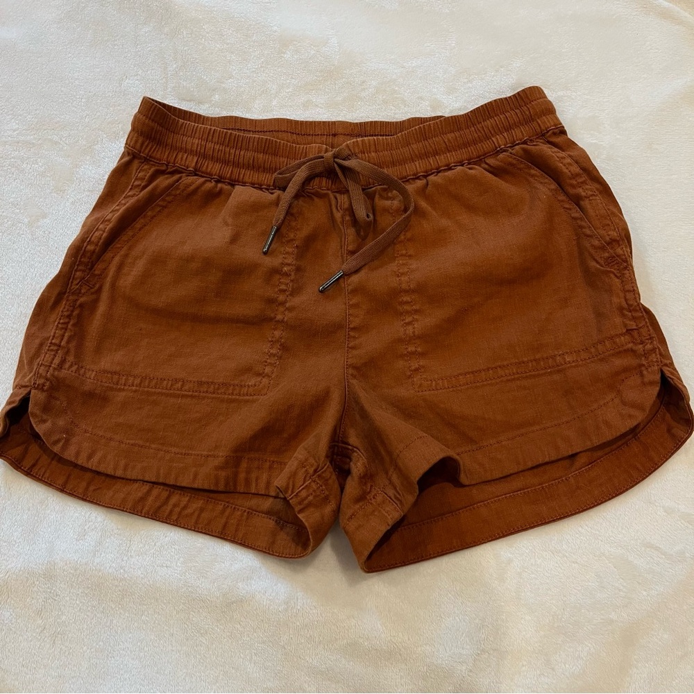 Evereve Linen Blend Shorts featuring a drawstring front tie, size XS.